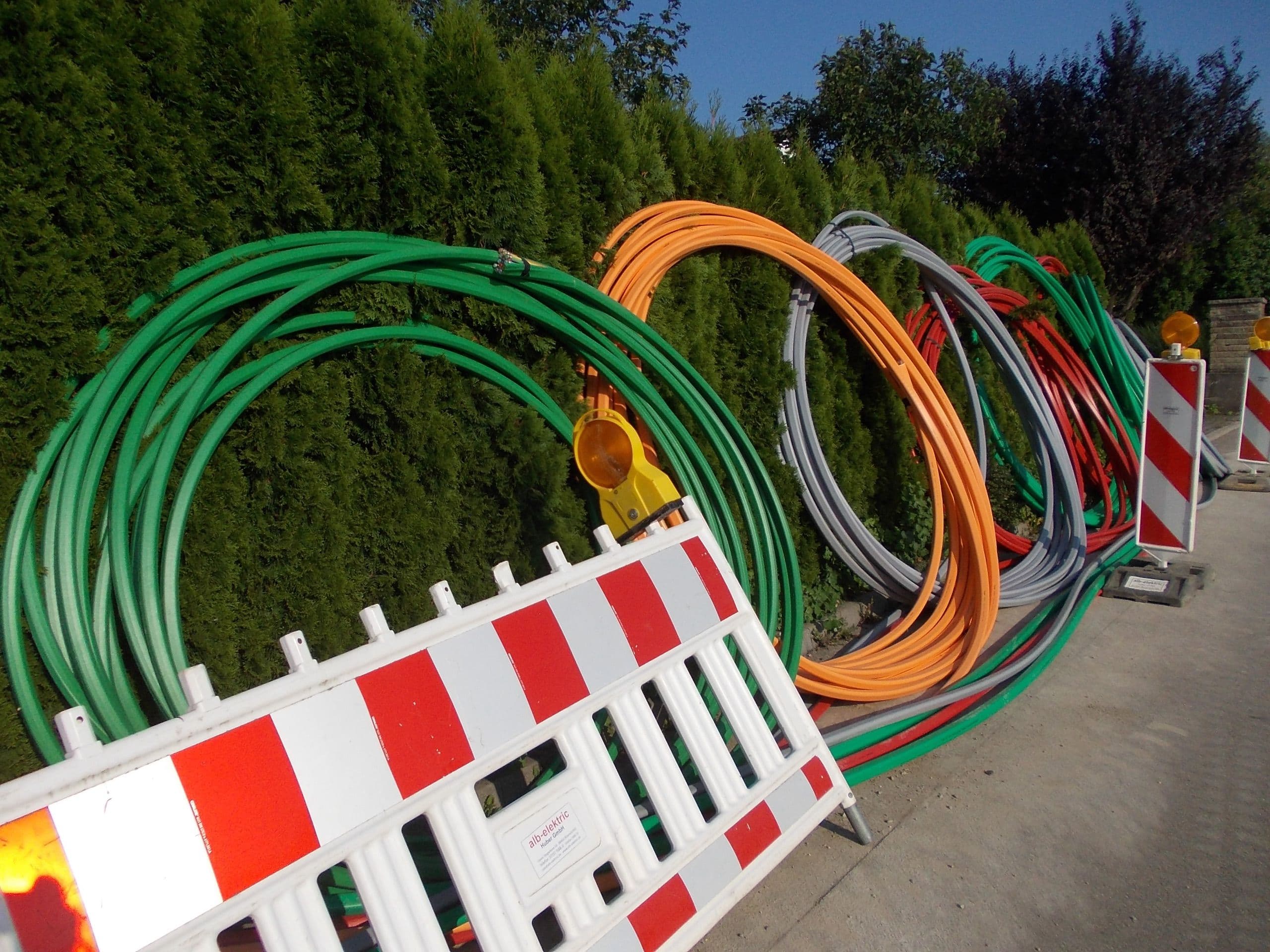 Leerrohre für den Glasfaserausbau auf einer Baustelle