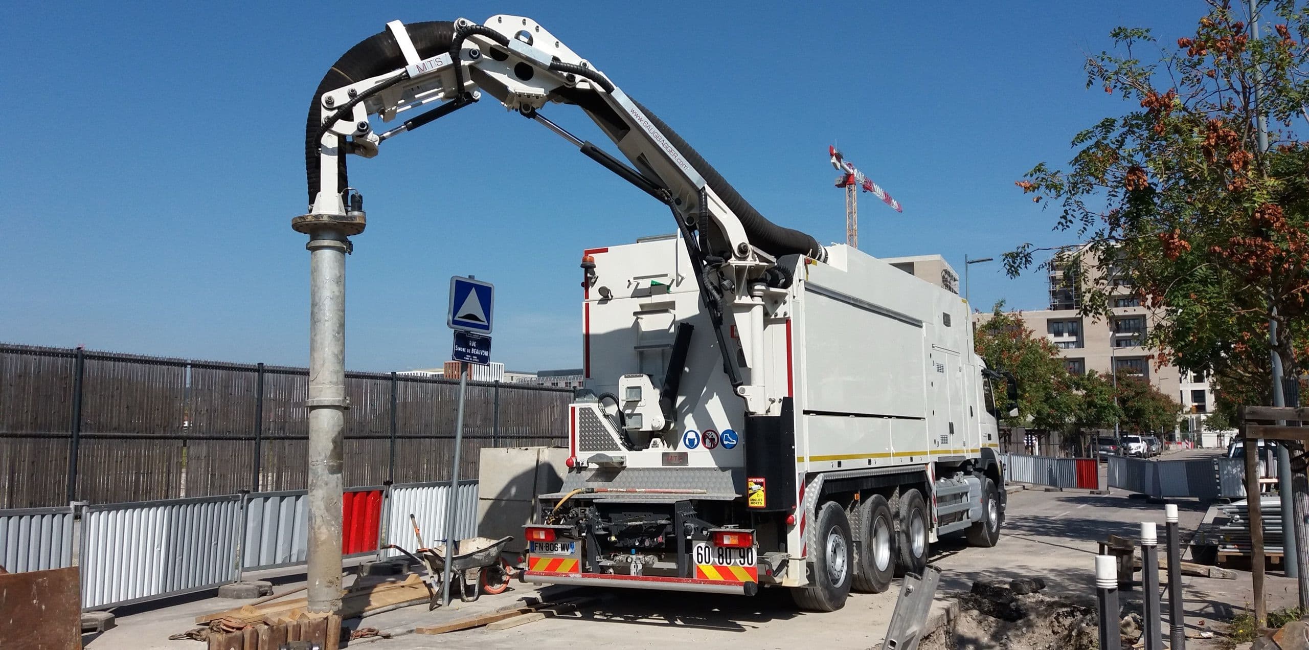 Saugbagger im Einsatz auf einer innerstädtischen Baustelle